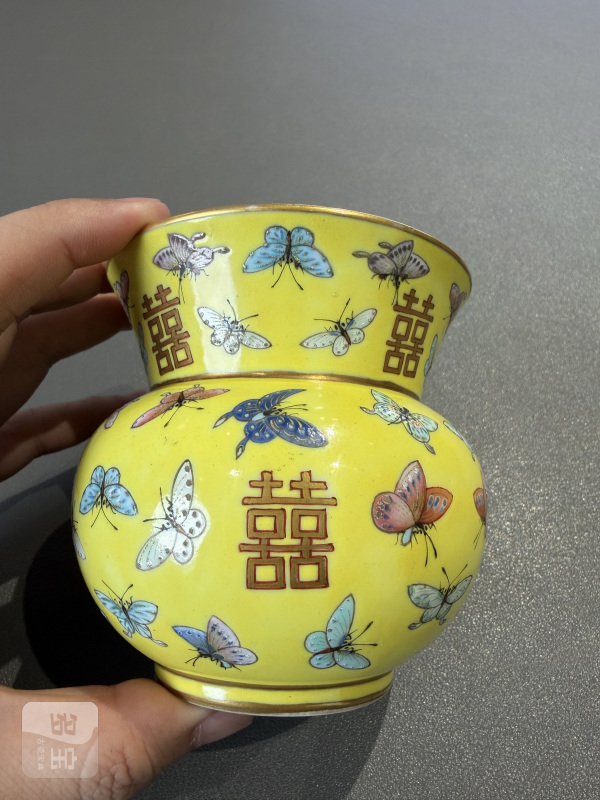 清同治 黄地粉彩百蝶纹喜字渣斗 - 图4